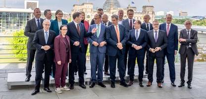 die dgb-vorsitzende, die fußballexperten auf dem wm-sofa: alle kombinieren formelle kleidung mit turnschuhen. sollte man das wirklich tragen?