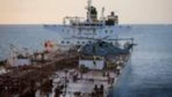russische schattenflotte: großbritannien setzt russischen Öltanker im Ärmelkanal fest