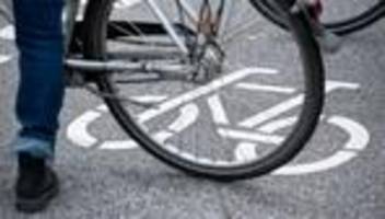 unfall: radfahrer stürzt und verletzt sich schwer