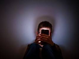 was hinter dark patterns steckt: designtricks von sozialen medien wirken auch bei erwachsenen sehr effektiv