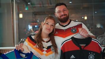trikot-fieber am potsdamer platz: wie ein 23-jähriger fußball-fans begeistert
