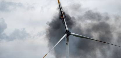 brand in nordrhein-westfalen: windrad in flammen – bahnstrecke gesperrt