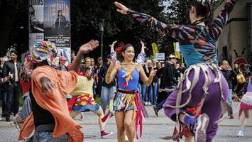 Bunte Parade zur Tanztriennale zieht durch Hamburg – die schönsten Gruppenfotos