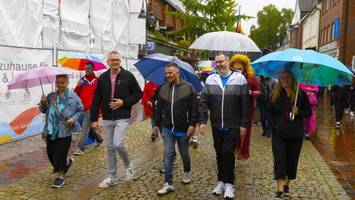 csd in pinneberg: 300 menschen setzen beim pinnepride zeichen für vielfalt