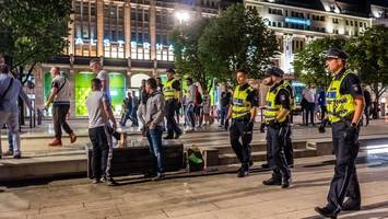 Mit Pfefferspray und Schlagstock: 20 junge Männer prügeln sich am Jungfernstieg