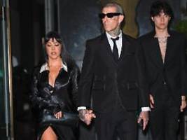 Seltener Red-Carpet-Auftritt: Kourtney Kardashian begleitet Travis Barker zu seiner Filmpremiere