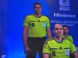 vor dfb-spiel gegen curacao: videoschiedsrichter sorgt mit kleiner handgeste für große aufregung