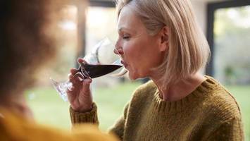 Alkohol und Blutdruck: Warum auch ein Glas Rotwein am Tag schädlich ist
