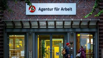 Jung, studiert, arbeitslos: Politiker vergraulen uns – und Arbeitgeber auch
