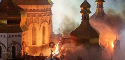 kyjiw, ukraine: berühmtes höhlenkloster steht in flammen