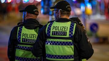 maskierte sprengen geldautomaten in supermarkt – täter auf der flucht