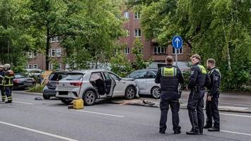 SUV gerät in Winterhude in den Gegenverkehr und löst Kettenreaktion aus