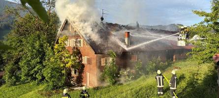 Bauernhaus bei Oberstaufen in Brand - Feuerwehr warnt aktuell vor „Extremer Gefahr“