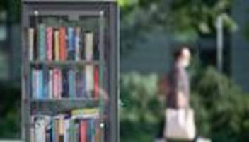 Im Bücherschrank entdeckt: Taufgeschenk nach acht Jahren in ausrangiertem Buch entdeckt