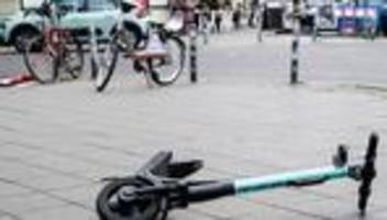 Unfälle: Steile Abfahrt – Paar stürzt mit E-Scooter schwer in Zeitz