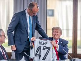 Geste beim G7-Gipfel: Merz schenkt Trump Nationaltrikot mit Nummer 47