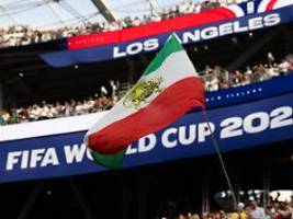 pfiffe und flaggen: iranischen fans droht wut des regimes