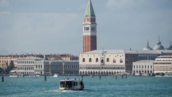 Lagune als Grab: Verstreute diese Frau die Asche ihres Mannes mitten in Venedig?