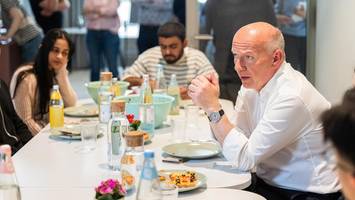 Pizza backen mit dem Bürgermeister: „Azubis sind genauso wichtig wie Studierende“