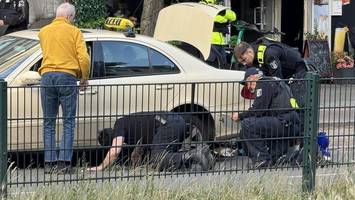 Taxifahrer fährt bei Clan-Kontrolle über Nagelkette – Polizei hilft