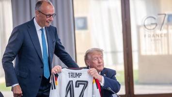 Beim G7-Gipfel Merz macht Trump ein Fußball-Geschenk