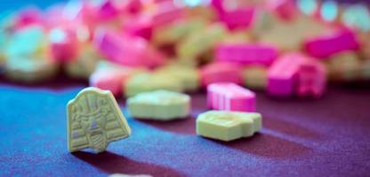 drogen und rauschgift: opioide und tabletten werden zur tödlichen gefahr