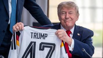 beim g7-gipfel merz macht trump ein fußball-geschenk