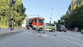 peugeot kracht in neuland gegen rettungswagen auf einsatzfahrt – hoher schaden