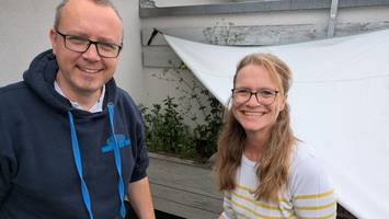 toller platz zum brüten: enten fliegen auf balkon von reihenhaus bei hamburg