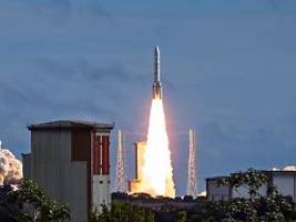 großes amazon-paket an bord: ariane 6 startet mit neuen, stärkeren boostern in den weltraum
