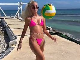 WM? Nö, Strandurlaub!: Alisha Lehmann kickt im Bikini