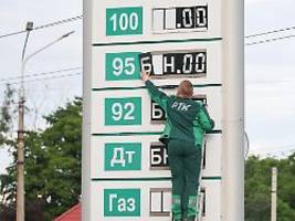 wilde szenen an tankstellen: 25 russischen regionen gehen benzin und diesel aus