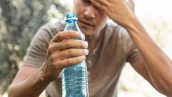 experte enthüllt: warum sie bei hitze nicht zu viel trinken sollten