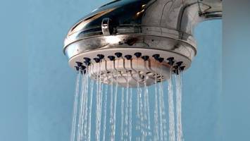 hunderte haushalte in neukölln ohne warmwasser – bagger bohrt leitung an