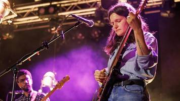 big thief in hamburg: „danke, dass ihr uns erlaubt, neue songs zu spielen“