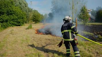 Feuerwehr löscht Flächenbrand in Boberg – auch eine Drohne kommt zum Einsatz