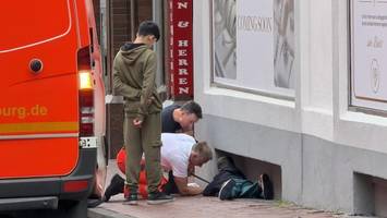 kind steckt mit hand in lichtschachtgitter fest – feuerwehr befreit es