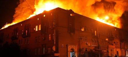 Russische Luftangriffe auf Saporischschja setzen Wohnblock in Flammen