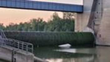 bootsunfall: sportboot stürzt an frankfurter schleuse – zwei verletzte