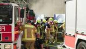 Brände: Brand in leerstehendem Bürogebäude in Mitte