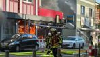 feuerwehreinsatz: feuer zerstört filiale einer discounterkette in bochum