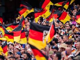 beim dfb-spiel gegen curacao: deutscher fan wird für hitler-ki-bild missbraucht