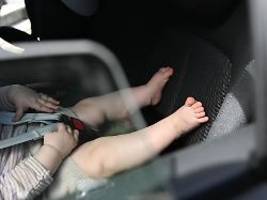 Im Notfall eingreifen : Hitzefalle Auto: So helfen Sie eingeschlossenen Kindern