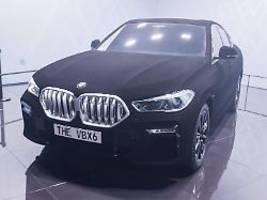 inspiriert von bmw-autolack: ultraschwarze farbe schluckt licht zu 99,9 prozent