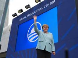 Standing Ovations für Kanzlerin: Merkel überrascht mit Auftritt bei Einweihung von Obama-Museum