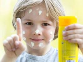 warentest schmiert ein: sonnencremes für kinder im test: günstig gewinnt