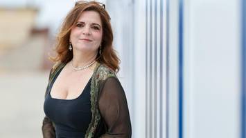 Agnès Jaoui: „Unsere Toten bleiben trotzdem bei uns“