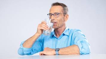 Richtig trinken bei Hitze: Dr. Riedl warnt Frauen vor beliebtem Getränk