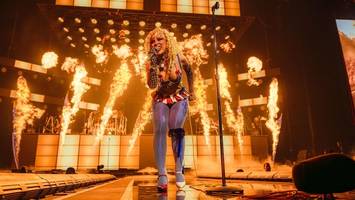 doja cat in der uber arena: im mikrofonkabel verfangen – die fans bezaubert