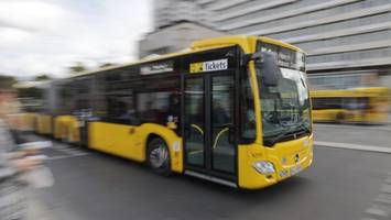 ehefrau angeblich „anzüglich angestarrt“ – mann versprüht reizgas in bvg-bus